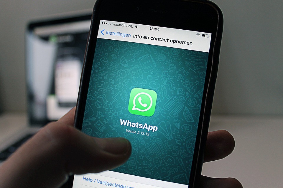 Facebook comenzaría a leer tus conversaciones de WhatsApp