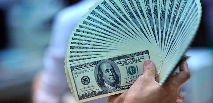 Dólar inicia semana hasta en $20.01 pesos en bancos capitalinos