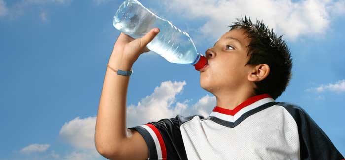 Hidratarse con agua natural asegura beneficios para su salud