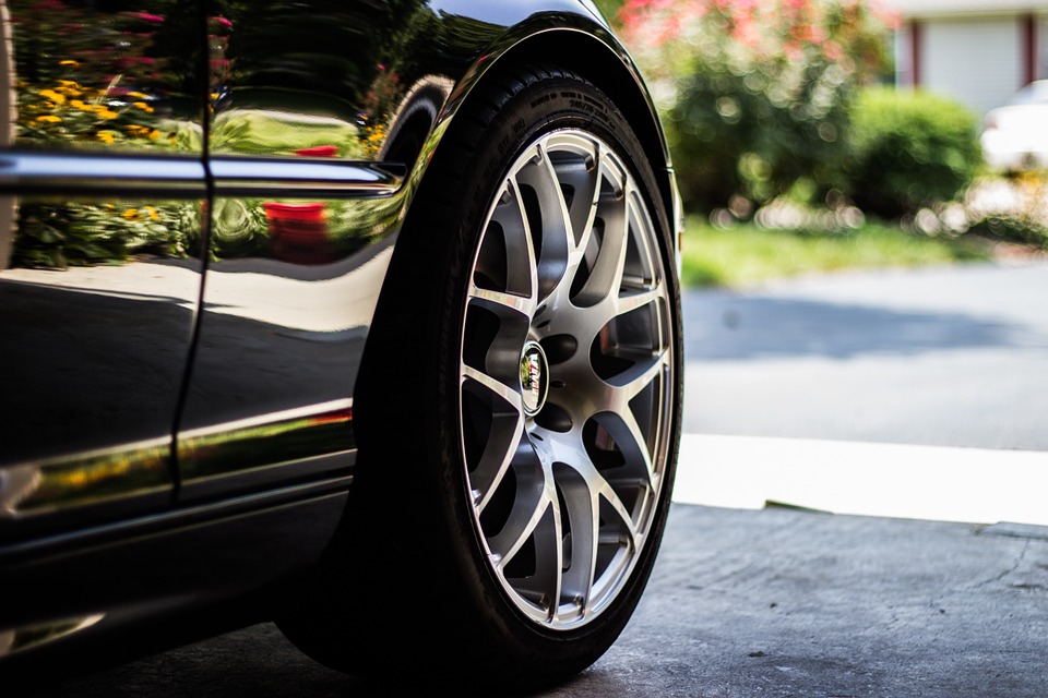 Presentan seguro para protección de neumáticos y rines de tu auto