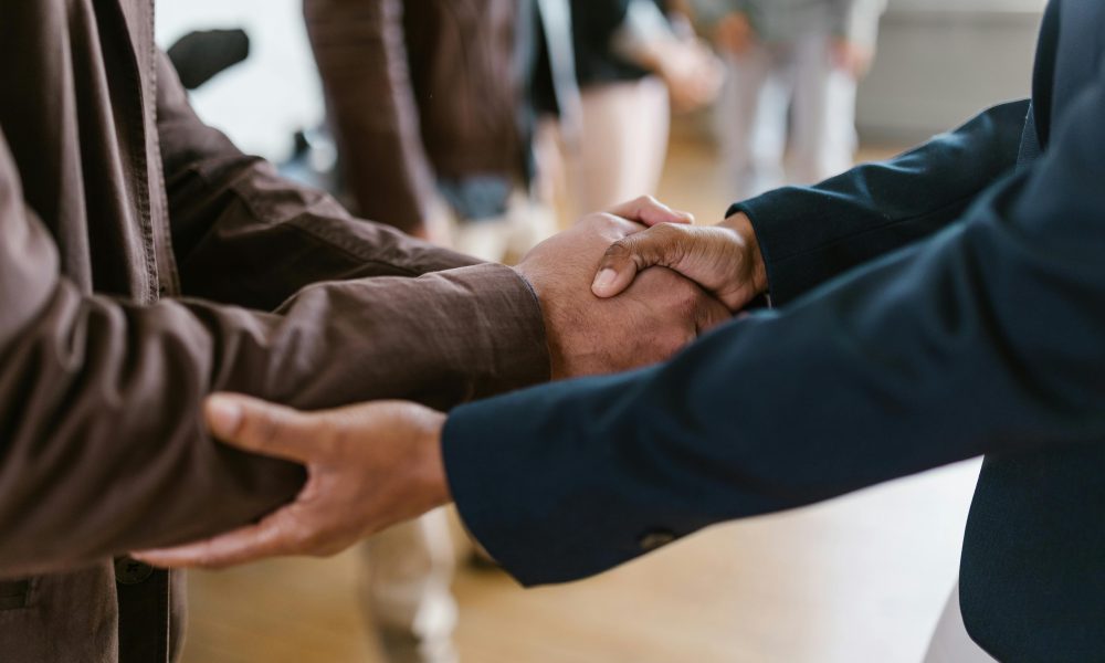 Foto de RDNE Stock project: https://www.pexels.com/es-es/foto/marketing-empresario-hombre-de-negocios-salida-7414284/