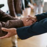 Foto de RDNE Stock project: https://www.pexels.com/es-es/foto/marketing-empresario-hombre-de-negocios-salida-7414284/