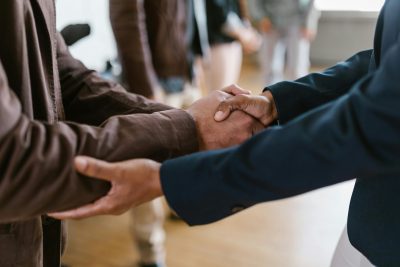 Foto de RDNE Stock project: https://www.pexels.com/es-es/foto/marketing-empresario-hombre-de-negocios-salida-7414284/