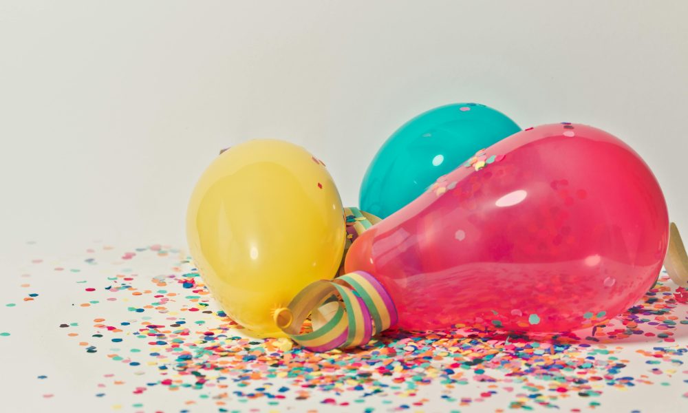 Foto de Ylanite Koppens: https://www.pexels.com/es-es/foto/globos-de-colores-con-confeti-796606/