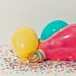 Foto de Ylanite Koppens: https://www.pexels.com/es-es/foto/globos-de-colores-con-confeti-796606/