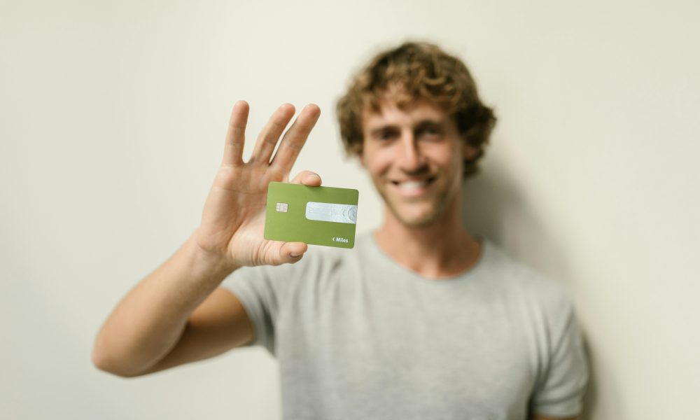 Foto de RDNE Stock project: https://www.pexels.com/es-es/foto/hombre-sonriente-sonriendo-sujetando-7821756/